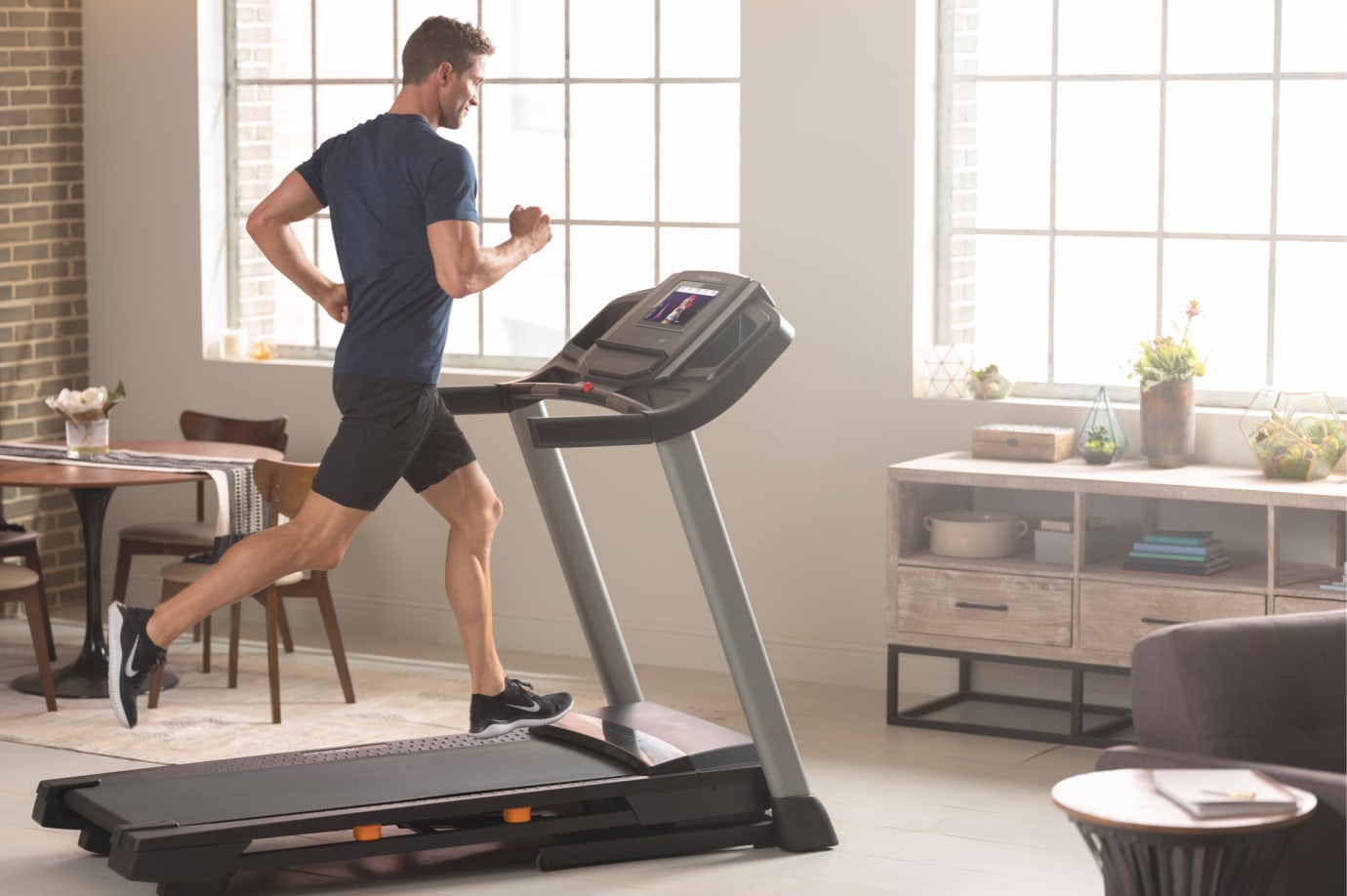 Máy chạy bộ giá rẻ trở thành phương tiện tiện lợi giúp giảm cân, đào thải mỡ thừa Máy chạy bộ giá rẻ trở thành phương tiện tiện lợi giúp giảm cân, đào thải mỡ thừa